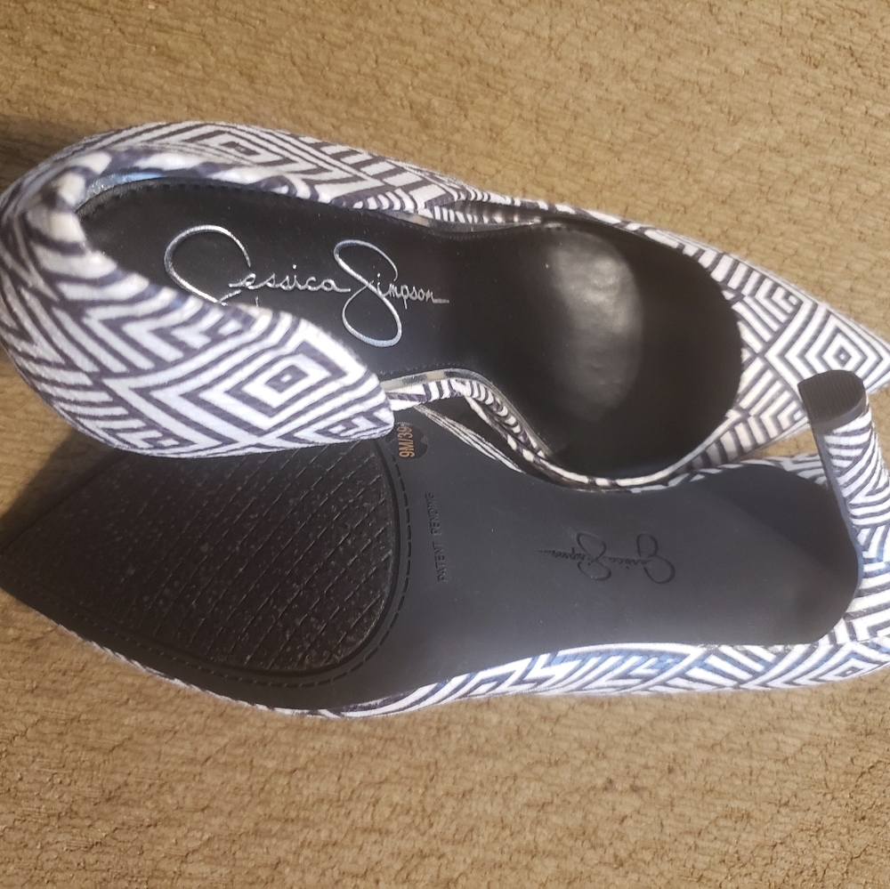 Jessica Simpson pumps